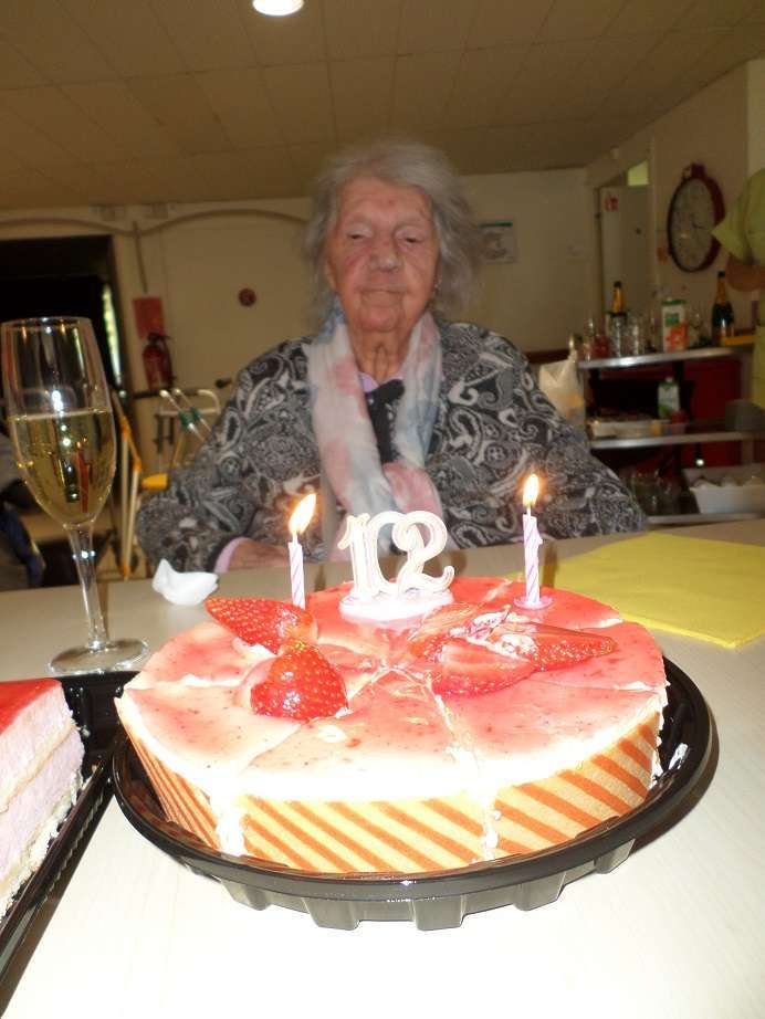 Joyeux anniversaire à Mme RIVIERE, notre doyenne, qui a fêté ses 102 ans
