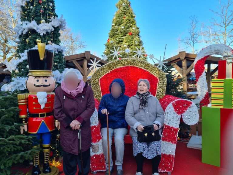 Une sortie enchantée au marché de Noël pour les résidents de Parc Er Vor