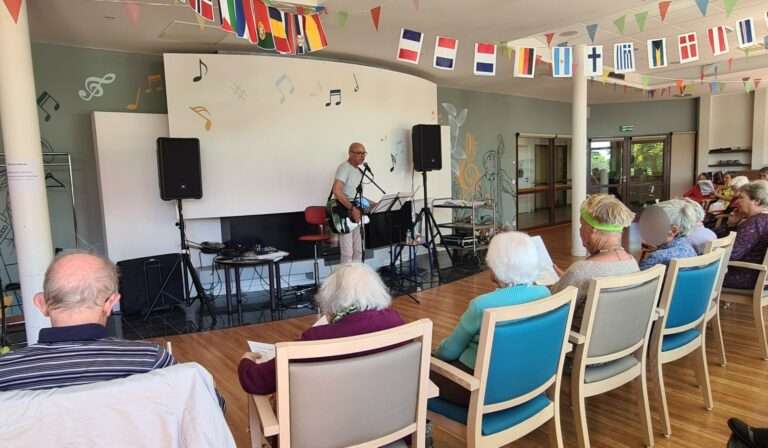 Une ambiance guinguette à la résidence de Parc Er Vor : musique, danse et complicité au rendez-vous
