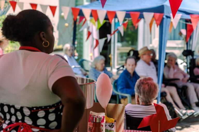 Après-midi guinguette au Carmel : musique, rires et partage