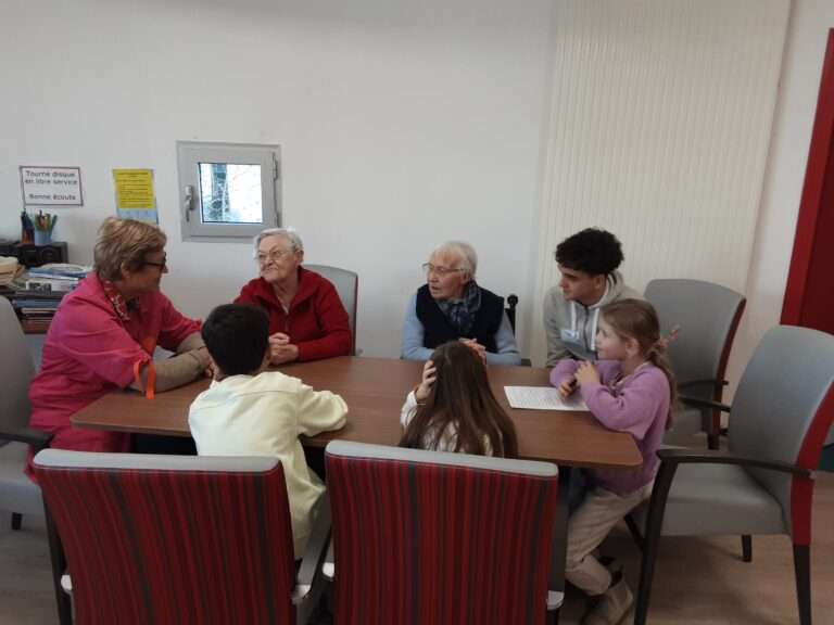 Rencontre intergénérationnelle aux Oréades: les résidents partagent un moment unique avec les CE2 de sainte Jeanne d&rsquo;Arc.