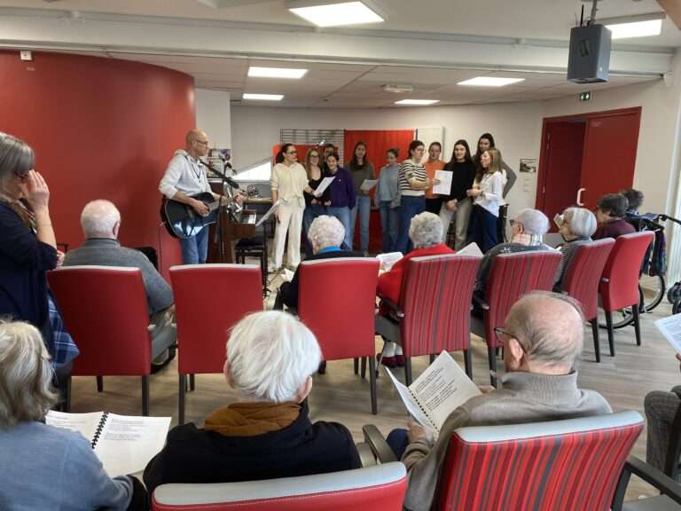 Les lycéennes de Saint François Xavier apportent la joie en musique.