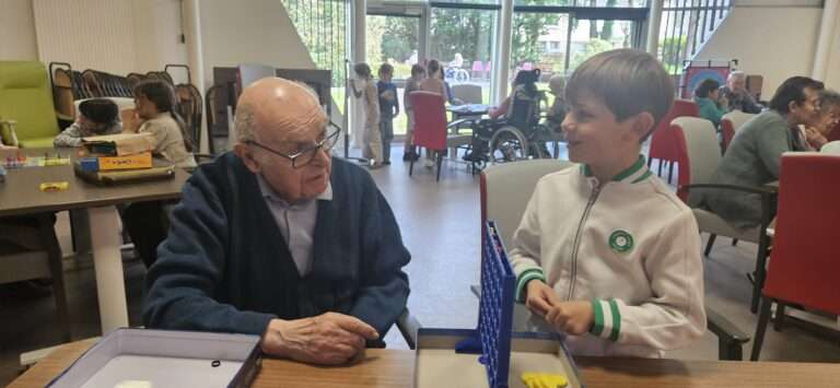 Rencontre intergénérationnelle : les élèves de l&rsquo;école Nicolazic rendent visite aux résidents.